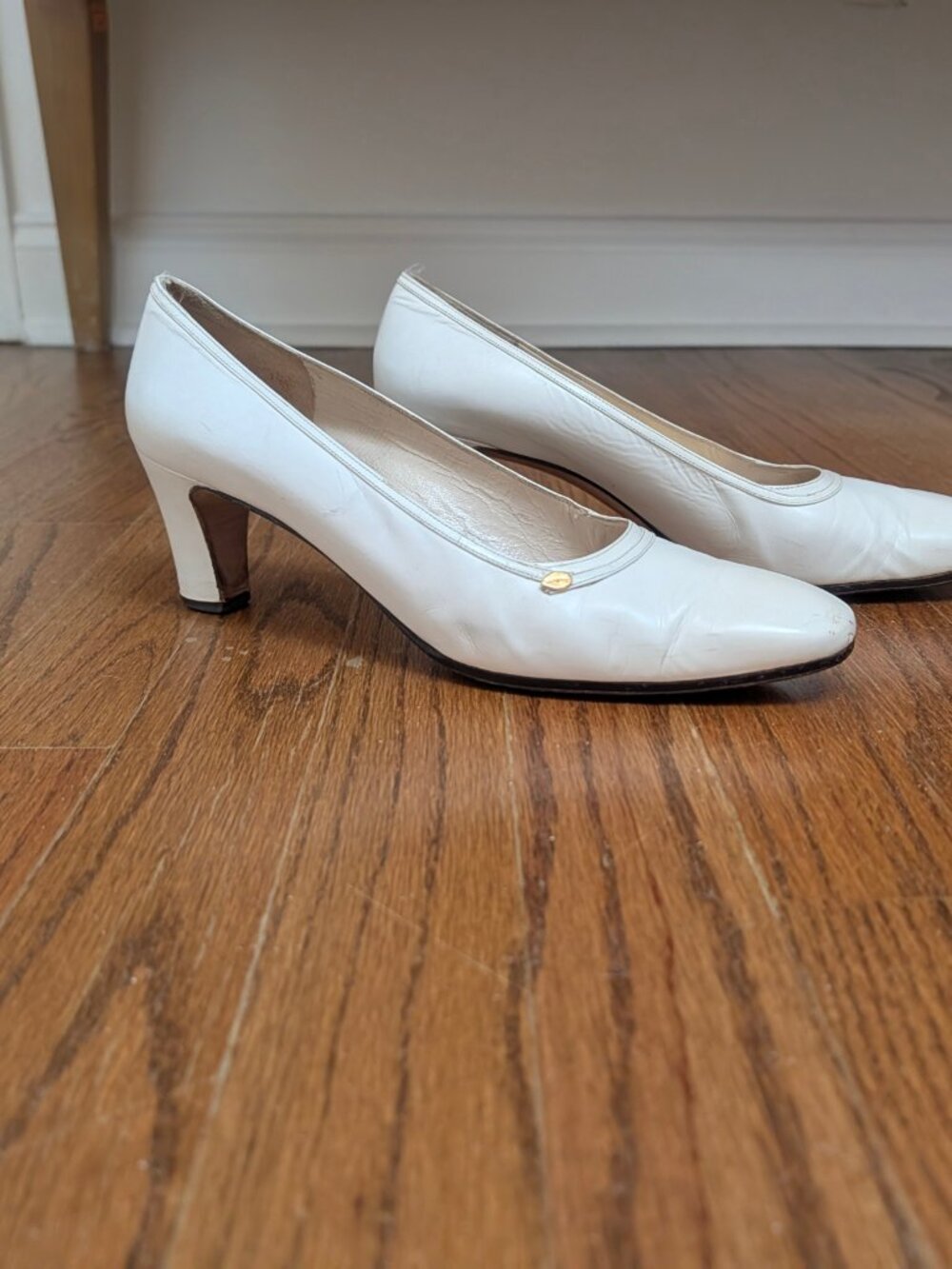 Vintage Salvatore Ferragamo White Heels - Low Kitten Heel - Retro Office Pumps - Picture 6 of 16